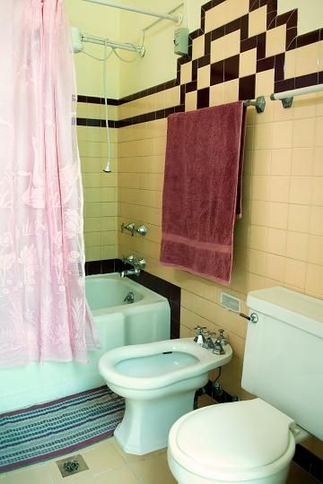'Bathroo1' Casas particulares are an alternative to hotels in Cuba.