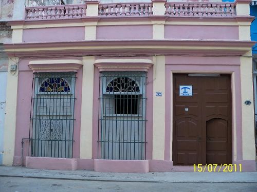 'frente casa' Casas particulares are an alternative to hotels in Cuba.