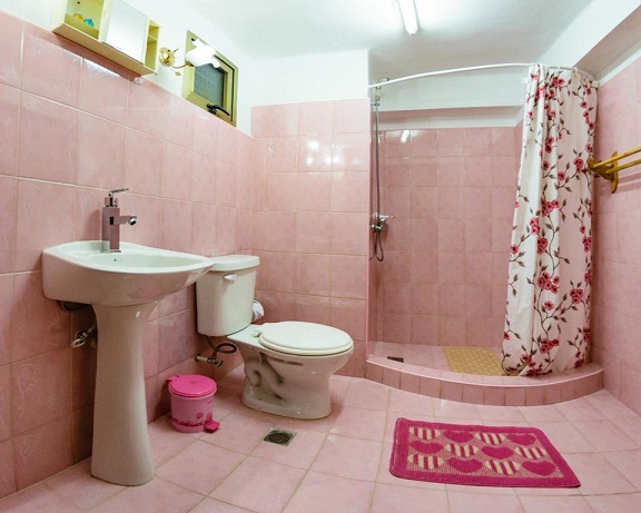 'Bathroom 1' Casas particulares are an alternative to hotels in Cuba.