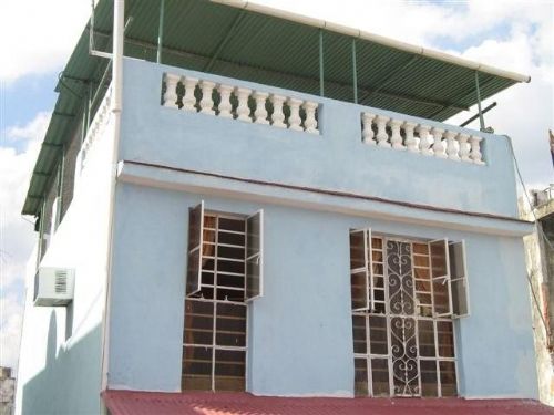 'Frente de la casa y terraza en la azotea' 