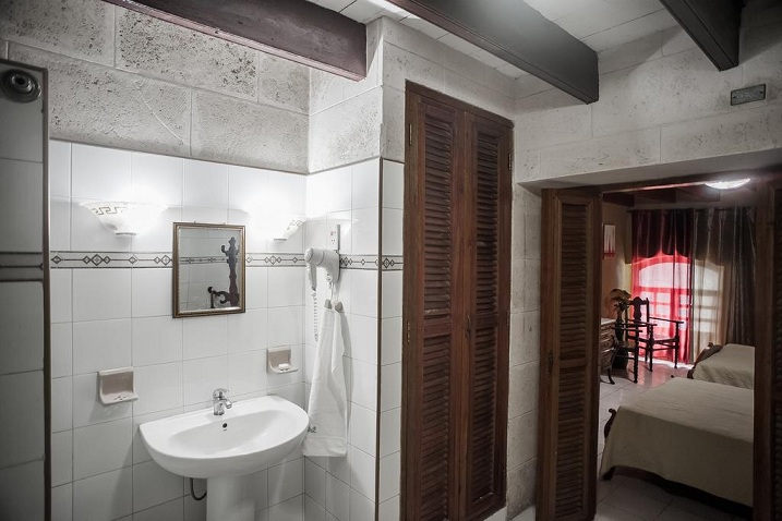 'Bano habitacion 4' Casas particulares are an alternative to hotels in Cuba.