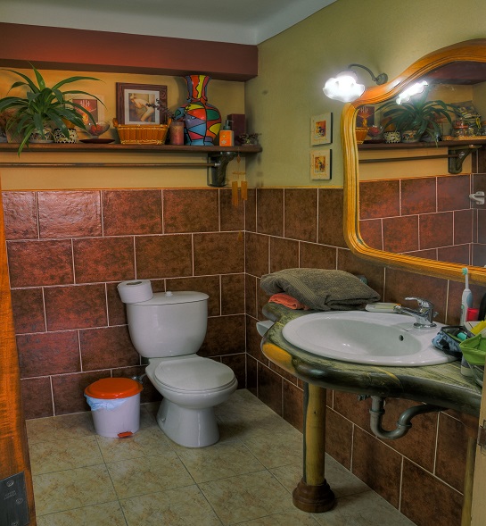 'Bano habitacion1' Casas particulares are an alternative to hotels in Cuba.