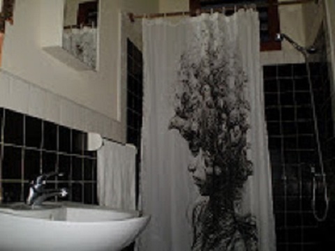 'Bano en el apartamento privado' Casas particulares are an alternative to hotels in Cuba.