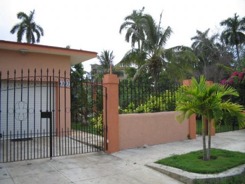 'frente casa' Casas particulares are an alternative to hotels in Cuba.