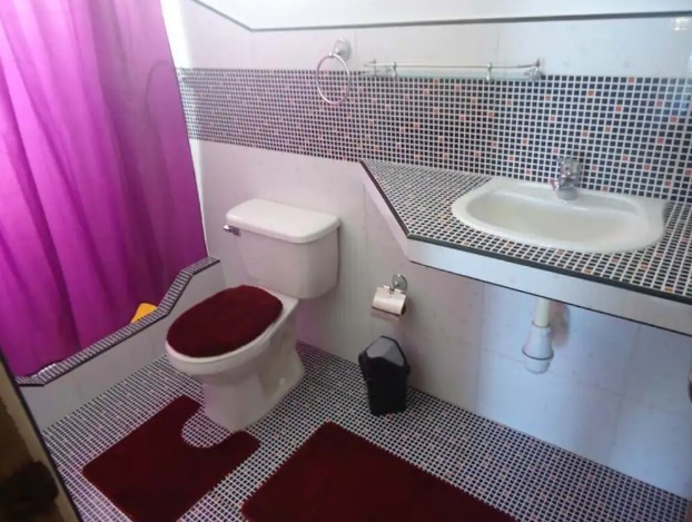 'Bathrom 1' Casas particulares are an alternative to hotels in Cuba.